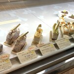 マ・プリエール - バレンタイン時期なのでケーキがガラガラ…夏はゼリー系もでます。普段はシュークリームやプリンもあります。