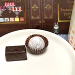 マ・プリエール - ルピシア（お店で売ってません；自宅の紅茶）のショコラに合う紅茶と。シャンパントリュフ（生クリームとモエ）とマリー（フランボワーズとミント）。とろける…