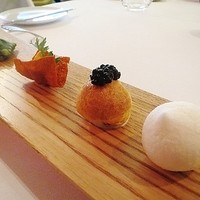 La Cime - アミューズ　リンゴのマカロン、リコッタチーズのプチシュー、人参チュイル、ホウレン草ラビオリ