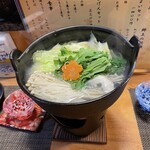 居酒屋 ろくだん - 牡蠣湯豆腐　牡蠣の旨味が鍋の食材全体に回って、旨い　　　湯豆腐は身体があったまります