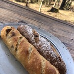 パン ド ムシャムシャ＆コーヒー - ラズベリーパンとベーコンパン