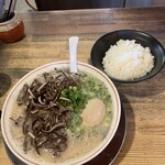 博多一丁 - デフォルトの味玉ラーメンキクラゲトッピングと白ごはん