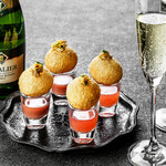 Comes with 4 pieces of 2 types of pink sauce golgappa + half bottle of sparkling wine