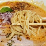 アルセントロ - 麺は弾力の有る中細麺でアーリーレッドや揚げた玉葱の微塵切り、粗挽き胡椒、バジルの葉っぱ