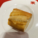 スペインクラブ 銀座 - 自然な甘みのある焼き立てパン。スープに漬けても。