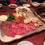 焼肉亭ソウル園 - セットは焼き野菜・上ロース・上バラ・ホタテ貝柱・ハラミ・上ミノ・海老