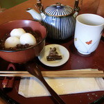 甘処 あかね - 白玉入り煮あずきと玄米茶（７５０円）
