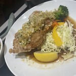 福龍飯店 - 料理写真:油淋鶏は自分でカッティング！ボリューミー！