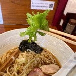 自然派ラーメン 神楽 - レタスかな？