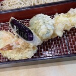 Shibata Honten - 天ぷら（海老と野菜三品）のアップ