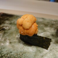 鮨 四心 - 雲丹の軍艦巻き