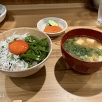しんのすけ - しらすとめかぶ丼(みそ汁、ぬかづけ付)