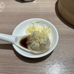 鼎泰豐 - レンゲに乗せて食べました。