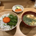 しんのすけ - しらすとめかぶ丼(みそ汁、ぬかづけ付)