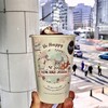 タリーズコーヒー - 新横浜の街並みを背にした「＆TEA 桜香る 苺ロイヤルミルクティー〈アイス〉」逆光キツくて久々のフラッシュ撮影は上手くないですね…