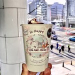 タリーズコーヒー - 新横浜の街並みを背にした「＆TEA 桜香る 苺ロイヤルミルクティー〈アイス〉」逆光キツくて久々のフラッシュ撮影は上手くないですね…