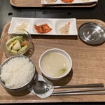 Kyommi - ランチオーダーするとすぐ届くご飯と前菜。