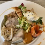 ラトリエ・ド・ギニョール・エ・マデロン - 前菜は、鯖や鶏肉のパテ、エビのすり身、サーモン、牛バラのタルトなどの豪華な盛合わせ♪