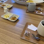 ラ サンテ カレー＆コーヒー - 福神漬けと白菜のピクルス？美味しいコーヒーにナッツ3種