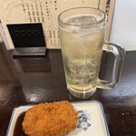 立ち飲み処 おおの屋 - 牛肉コロッケ、ハイボール