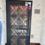 ラトリエ・ド・ギニョール・エ・マデロン - オシャレな入口♪