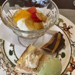 ラトリエ・ド・ギニョール・エ・マデロン - 果物やチョコエクレア、ピスタチオの入った抹茶アイスなどのデザート盛合わせ♪