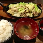 Niku Be Yu Uichi Hanten - 豚鉄板＋ご飯＋スープ＋生卵