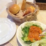 Kuramubon - ランチのパンとサラダ。