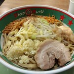 ジャンクガレッジ - まぜそば倍盛りニンニクW、アブラ、エビマヨ、チーズ、ベビースター