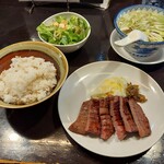 たんや善治郎 仙台駅前本店 - 麦飯、テールスープ、サラダ（とろろと選択可）がつく牛タン定食