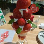 FRUiT 阪神梅田店 - あまおうパフェ