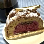 マ・プリエール - モンブランの下はふわっふわの栗のスポンジ。栗のクラッシュがアクセント。下層は甘酸っぱいしっとりカシススポンジ。丸い正体不明のサクサクが食感にアクセント。赤ワインと合わせていただきましたが…たまらん！