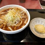 肉汁うどん こうち屋 - 辛 肉汁うどん、味玉天ぷら