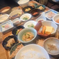 京都石塀小路豆ちゃ 日本橋 - 10種の京のおばんざい御膳1880円