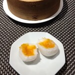 中国料理 青冥 - ココナッツ団子　割ったら中はこんなふう