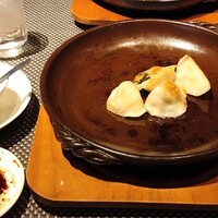 中国料理 青冥 祇園店 - 焼水餃子九条ねぎの黒酢だれ　ちょっと食べてしまいました