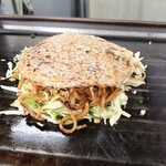 お好み焼き くじら - 焼きうどんをサンド