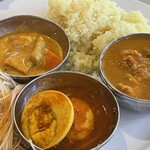 インド料理マントラ - まずはこの3種から。左から「野菜」「卵」「チキン」
