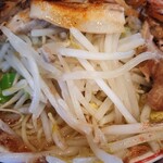 益蔵坂 かど乃や - 赤丸大盛りのチャーシューの下