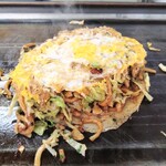 お好み焼き くじら - 卵の面をひっくり返し