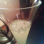 上に浮いてるのは、日本固有のハーブである青シソだ。