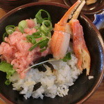 海鮮ダイニング 丼 - 海鮮丼ミニ、カニ・ネギトロです。味見をしています。
