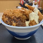 かつや - 海老マヨとチキンカツの合い盛り丼　869円(税込)  ※横からも