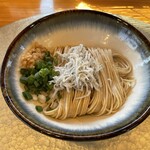 Chuukasoba Narugami Shokudou - あえ玉はシラスと大葉の白醤油和え¥300。胡椒をかけて食べるとピリリと味が締まって美味い！