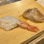 まぐろ人 - 生赤えび　290円　　　　炙り生ほたて　290円