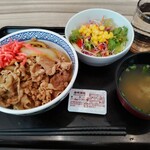 Yoshinoya - ひそかにサラダがちゃんとした彩りで、ちょっと感動しました。