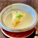 京かのこ - 炊き合わせ/ 帆立しんじょう   帆立がゴロゴロ入った熱々のしんじょう。大根おろしの餡でサッパリいただけます。