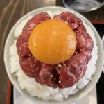 Taishuu Yakiniku Ryueru - 鹿児島県黒毛和牛ばくだんユッケ丼￥1,500接写