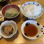 香海 - いわし定食の味噌汁　小鉢　ご飯