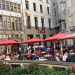 Früh am Dom - 後ろの建物もすべてお店